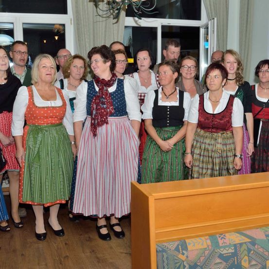 Bild enthält, Adult, Female, Person, Woman, Girl, Teen, Bride, People, Groupshot, Face