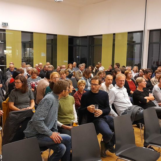 Bild enthält, People, Person, Crowd, Adult, Female, Woman, Indoors, Male, Man, Glasses