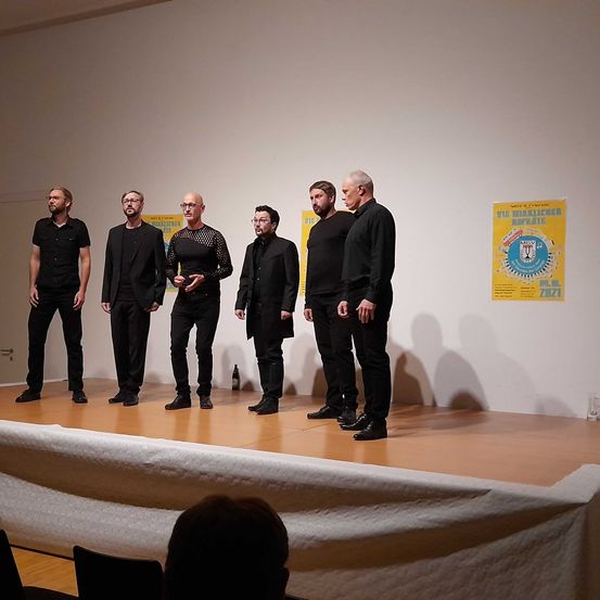 Bild enthält, Groupshot, Person, People, Coat, Boy, Child, Male, Crowd, Suit, Glasses