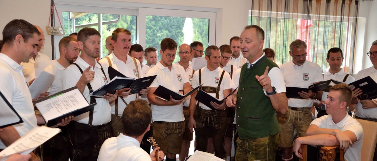 Bild enthält, Glasses, Adult, Male, Man, Person, Wristwatch, Cup, Indoors, Plate, Group Performance