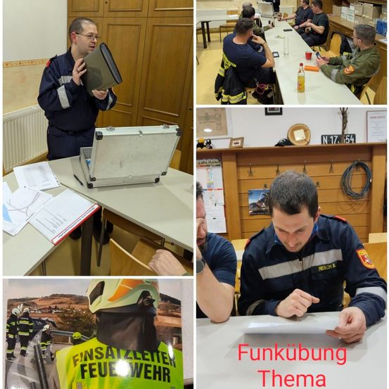 Mehrere Feuerwehrleute sind versammelt, einer hält einen Koffer, ein anderer liest und zwei sitzen an einem Tisch mit Papieren. Ein Schild sagt 'Funkübung Thema'.