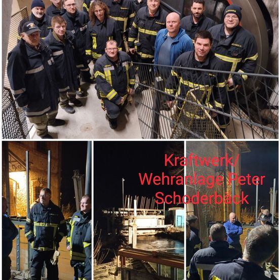 Eine Gruppe von Feuerwehrleuten in Uniform posiert für ein Foto vor einem Tor. Unten sind drei Bilder zu sehen: ein Gebäude bei Nacht, ein Fluss und eine Gruppe von Feuerwehrleuten.
