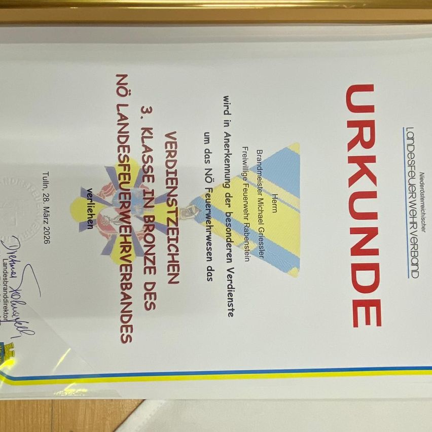 Ein gerahmtes Zertifikat in Bronze der dritten Klasse für besondere Anerkennung, ausgestellt von Freiwillige Feuerwehr Michael Griesslestein. Das Zertifikat ist auf den 28. Mai 2023 datiert. Das Dokument ist in Blau, Gelb und Weiß umrandet.