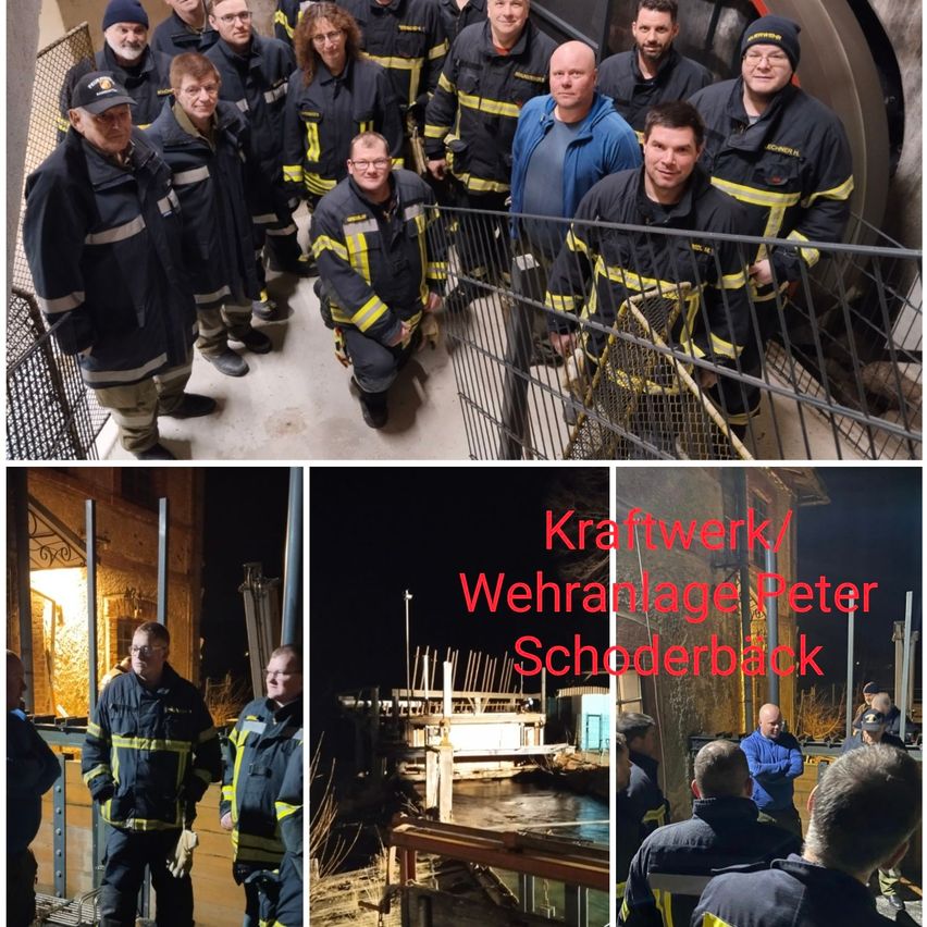 Eine Gruppe Feuerwehrleute posiert für ein Foto vor einem Gebäude bei Nacht. Ein Mann steht neben einem Fluss mit einer Brücke im Hintergrund.