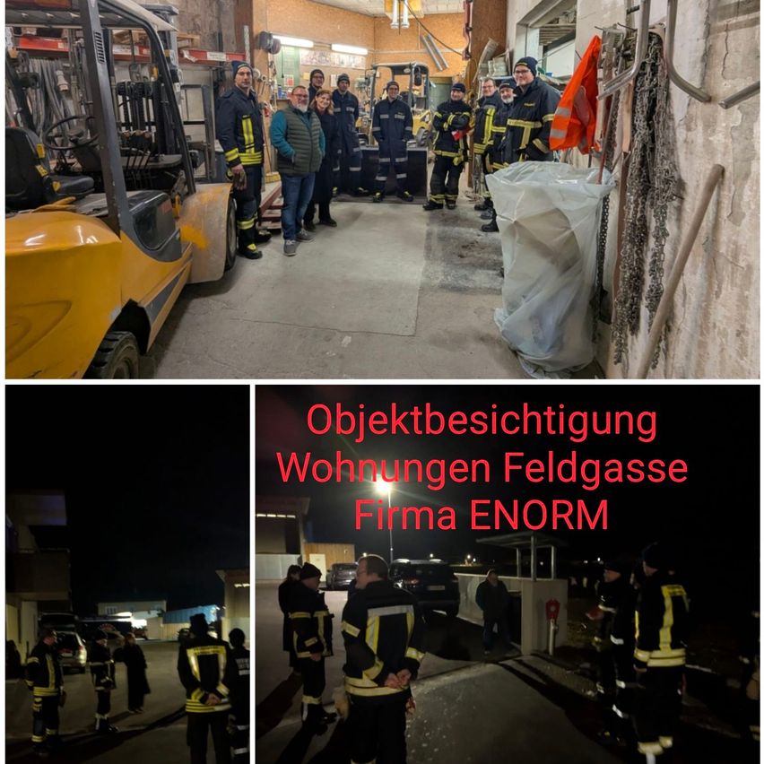 Zwei Bilder zeigen Feuerwehrleute. Das erste Bild zeigt eine Gruppe von Feuerwehrleuten, die in einem Lagerhaus mit einem Gabelstapler und einem großen weißen Beutel stehen. Das zweite Bild zeigt Feuerwehrleute auf der Straße bei Nacht mit dem Textüberlagerung 'Objektbesichtigung Wohnungen Feldgasse Firma ENORM'.