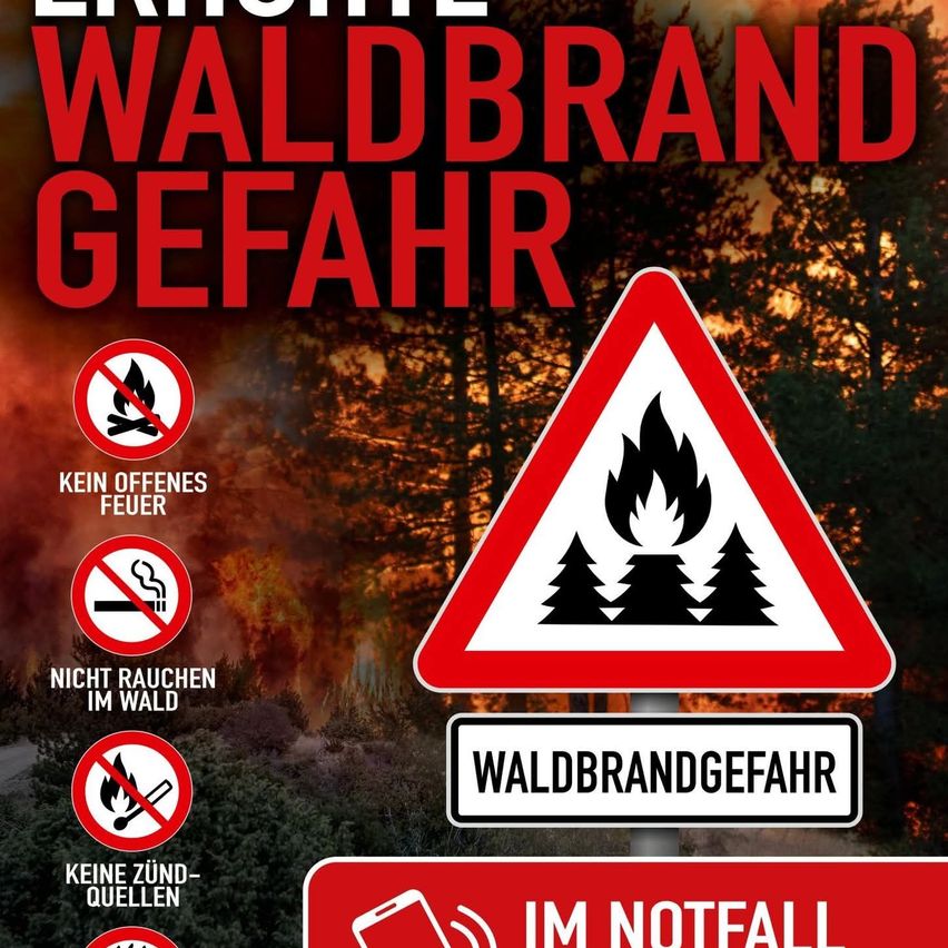 Ein Plakat zur Warnung vor Waldbrandgefahr mit Verbotszeichen für offenes Feuer und Rauchen sowie einem Hinweis auf Notfallkontakt.