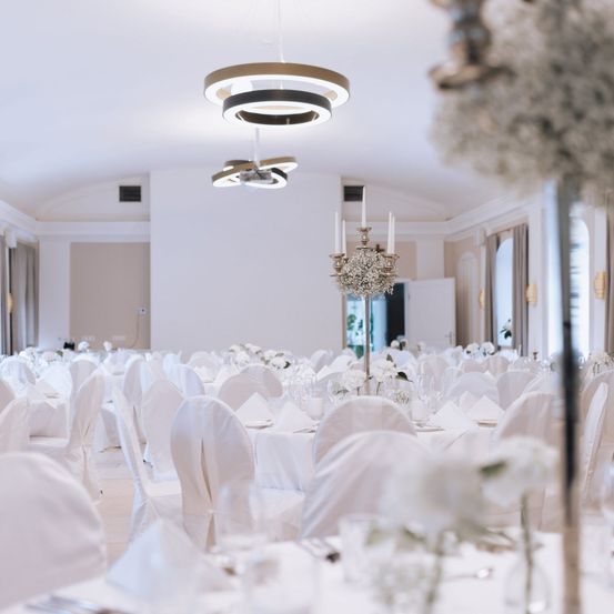 Bild enthält, Indoors, Hall, Fun, Dining Table, Furniture, Table, Banquet, Ceiling Fan, Electrical Device, Person