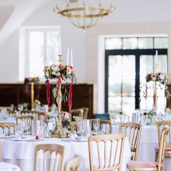 Bild enthält, Indoors, Dining Table, Table, Dining Room, Chair, Hall, Flower Arrangement, Fun, Candle, Banquet