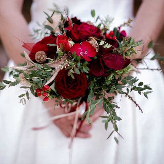 Bild enthält, Flower, Flower Arrangement, Flower Bouquet, Plant, Rose, Adult, Bride, Female, Person, Woman