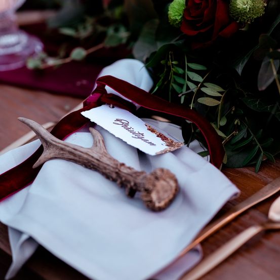 Bild enthält, Flower, Flower Arrangement, Plant, Rose, Cutlery, Flower Bouquet, Spoon, Wood, Napkin
