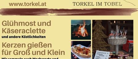 Ein Werbeposter für warmen Glühmost und Winterfreuden. Es gibt Bilder von Kerzen, einem Feuerkorb und einem Baum mit verpackten Geschenken. Der Text enthält Informationen über das Sammeln von Wachsstreifen und kleinen Gegenständen sowie eine Kontakt-E-Mail und eine Telefonnummer.