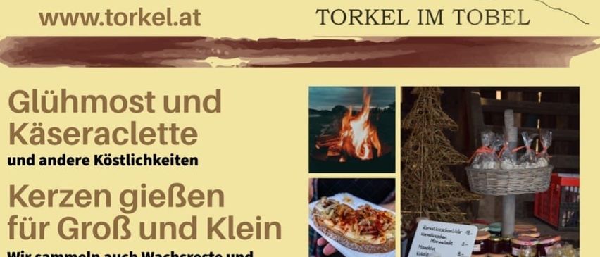 Ein Werbeposter für warmen Glühmost und Winterfreuden. Es gibt Bilder von Kerzen, einem Feuerkorb und einem Baum mit verpackten Geschenken. Der Text enthält Informationen über das Sammeln von Wachsstreifen und kleinen Gegenständen sowie eine Kontakt-E-Mail und eine Telefonnummer.