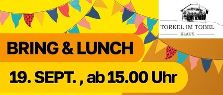 Plakat für Bring & Lunch-Veranstaltung am 19. September, Beginn um 15 Uhr. Teilnehmer bringen ihr eigenes Essen mit, das auf dem gemeinsamen Buffet platziert wird. Die Veranstaltung beinhaltet freien Zugang zu allen Gerichten und Getränken. Anmeldung unter www.torkel.at/bring. Die Druschana Folkestra tritt ab 17 Uhr auf.