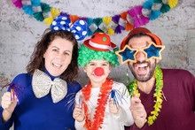 Bild enthält, Flower, Flower Arrangement, Accessories, Necklace, Baby, Person, Adult, Female, Woman, Portrait
