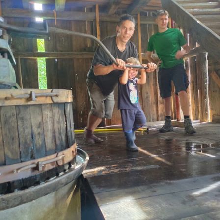 Bild enthält, Shorts, Photography, Portrait, Wood, Plywood, Pants, Shelter, Porch, Waterfront, Staircase