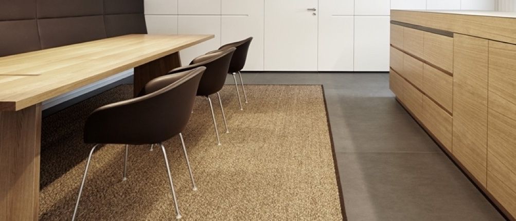 Bild enthält, Interior Design, Table, Wood, Sideboard, Floor, Flooring, Home Decor, Plywood, Chair, Rug