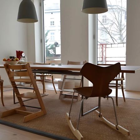 Bild enthält, Furniture, Table, Dining Table, Dining Room, Home Decor, Interior Design, Chair, Tabletop, Rug, Floor