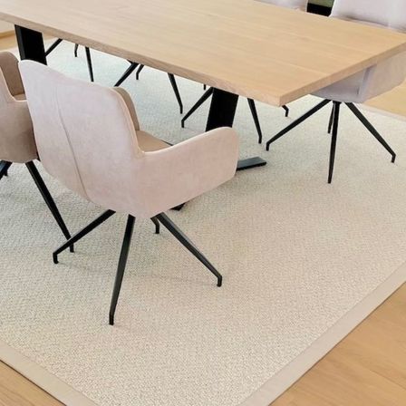 Bild enthält, Home Decor, Furniture, Table, Rug, Tabletop, Floor, Indoors, Interior Design, Chair