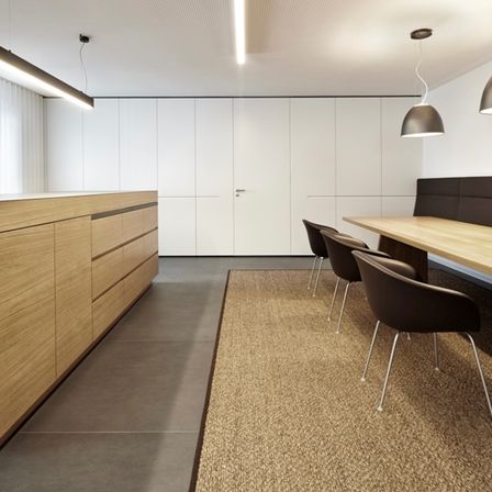 Bild enthält, Indoors, Interior Design, Furniture, Sideboard, Wood, Table, Chair, Home Decor, Floor, Lighting