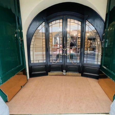 Bild enthält, Floor, Door, Flooring, Building, Housing, Arch, Indoors, House, Interior Design, Foyer