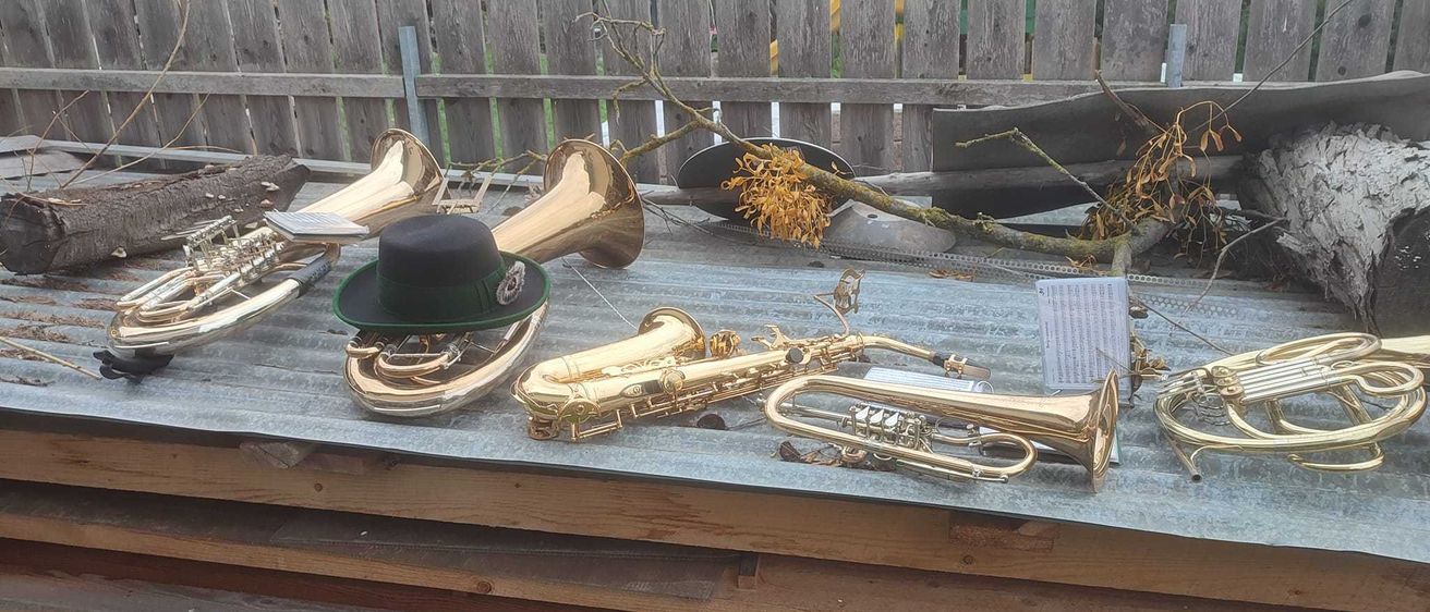 Bild enthält, Wood, Brass Section, Horn, Musical Instrument, Axe, Device, Tool, Weapon, Tuba