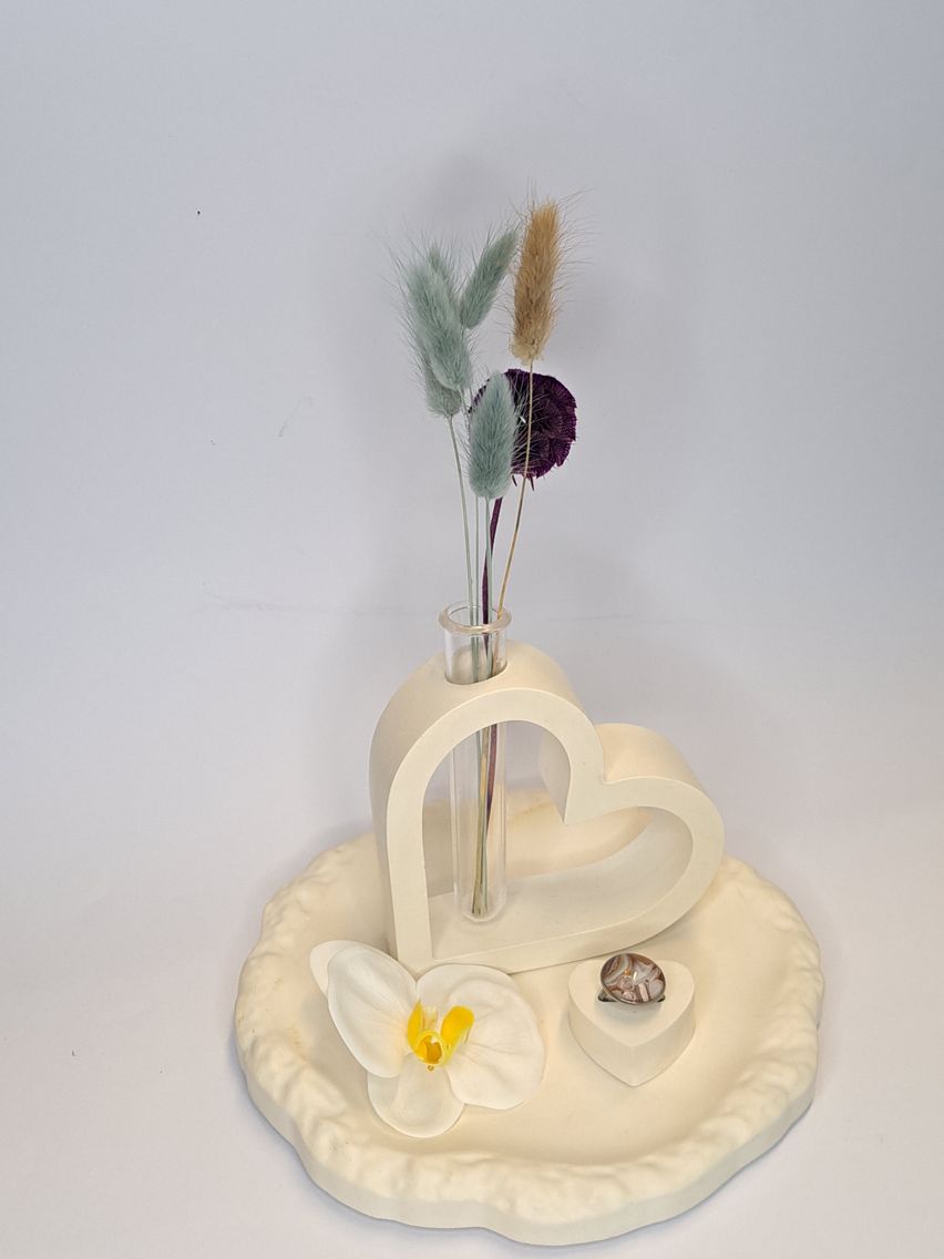Bild enthält, Tape, Flower, Flower Arrangement, Birthday Cake, Cream, Art, Icing