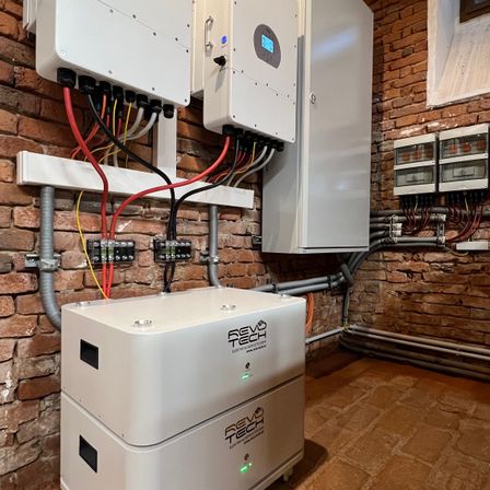 Bild enthält, Furniture, Indoors, Interior Design, Gas Pump, Machine, Pump