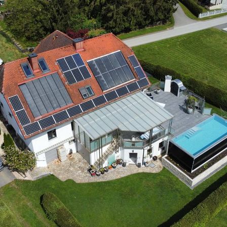 Bild enthält, Outdoors, Aerial View, Architecture, Building, Electrical Device, Solar Panels, Car, Wheel, Swimming Pool