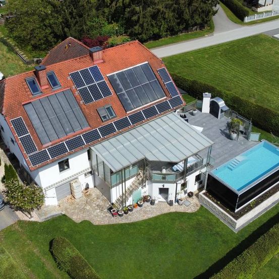Bild enthält, Outdoors, Aerial View, Architecture, Building, Electrical Device, Solar Panels, Car, Wheel, Swimming Pool