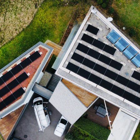 Bild enthält, Outdoors, Aerial View, Architecture, Building, Electrical Device, Solar Panels, Car, Transportation, Vehicle
