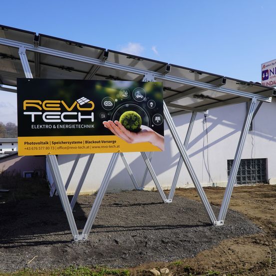 Bild enthält, Advertisement, Car, Shelter, Billboard, Adult, Male, Man, Person