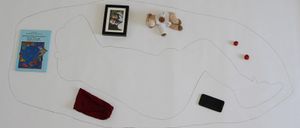 Bild enthält, Floor, Art, Furniture, Table, Flooring, Building, Wall, White Board, Teddy Bear, Photo Frame