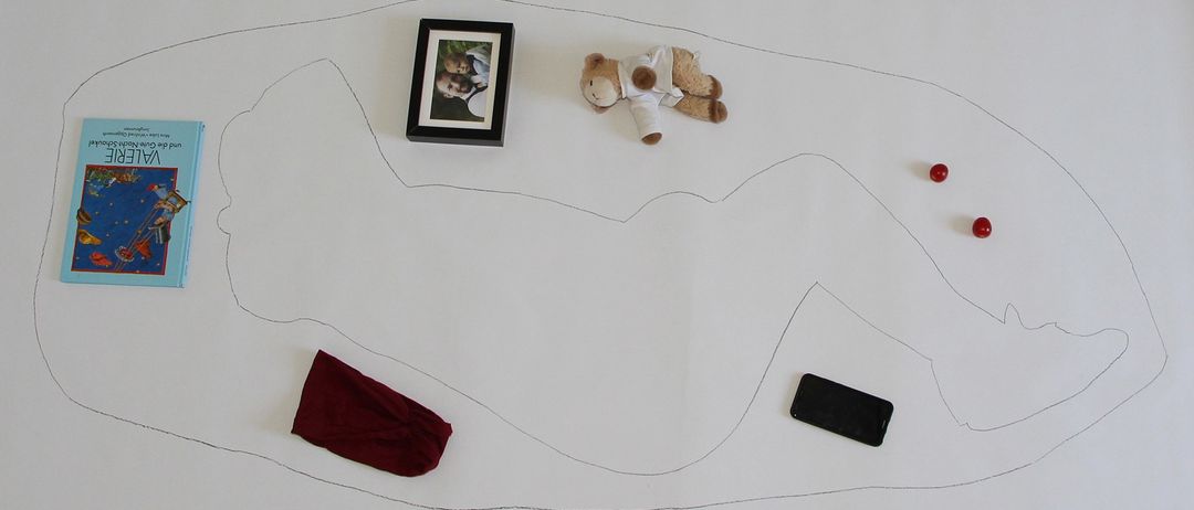 Bild enthält, Floor, Art, Furniture, Table, Flooring, Building, Wall, White Board, Teddy Bear, Photo Frame