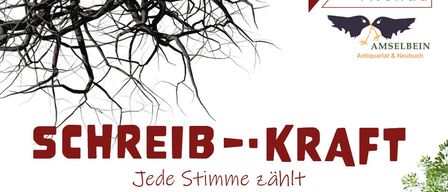 Ein Werbeplakat für die Veranstaltung 'Schreib-Kraft' im Jahr 2025. Es zeigt einen Baum mit kahlen Ästen und Wurzeln, ein rotes Dreieck mit 'Literatur' und '2025', und ein schwarzes Vogellogo. Der Text 'Jede Stimme zählt' steht unten.