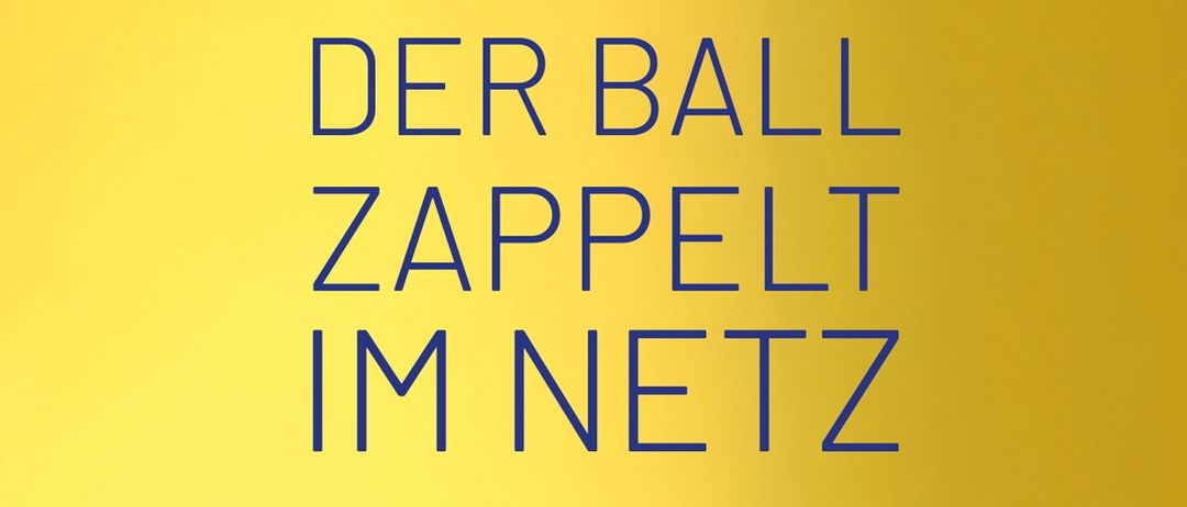 Buchcover mit gelbem Hintergrund mit Christian Futscher. Der Titel lautet 'Der Ball zappelt im Netz' mit drei Fußballspielern, die einen Ball halten. Der Verlag ist 'Klever Literatur.'
