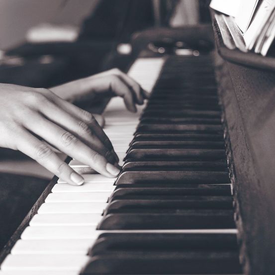 Bild enthält, Grand Piano, Keyboard, Musical Instrument, Piano, Performer, Person