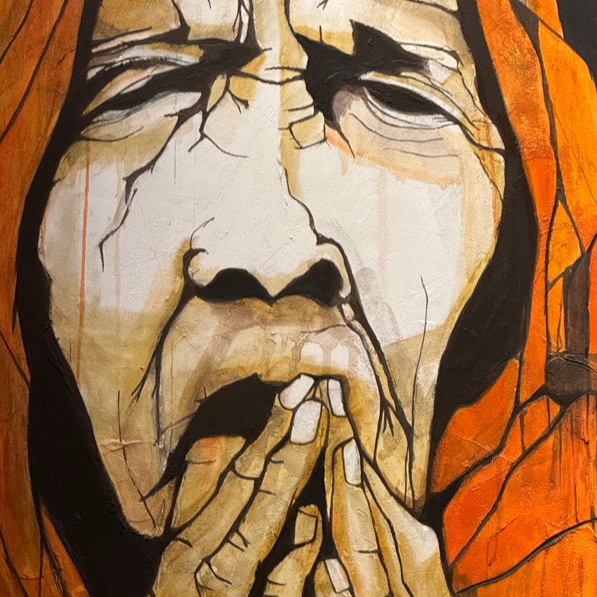 Ein Gemälde eines Frauengesichts mit den Händen über dem Mund, geschlossenen Augen und Tränen, die über die Wangen laufen, in Braun-, Weiß- und Orangetönen gemalt.