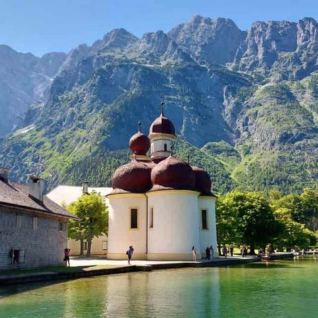 Bild enthält, Nature, Outdoors, Scenery, Building, Resort, Peak, Person, Lake, Water, Lakefront