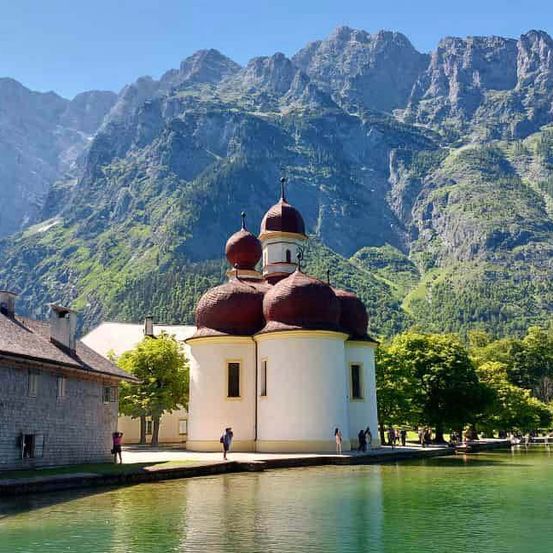 Bild enthält, Nature, Outdoors, Scenery, Building, Resort, Peak, Person, Lake, Water, Lakefront