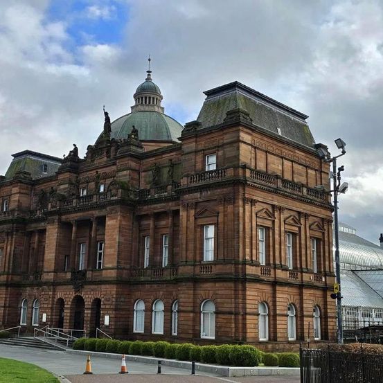 Bild enthält, Architecture, Building, Opera House, Housing, House, Manor, Arch, Gothic Arch