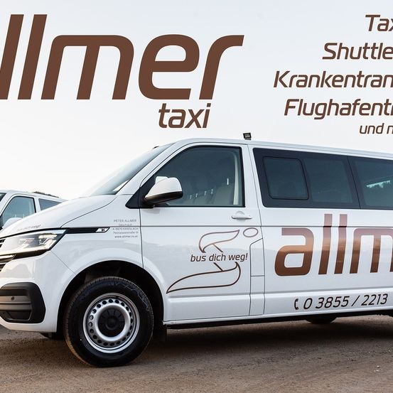 Ein weißer Van von Allmer Taxi ist im Freien geparkt. Der Van hat braune Logos und Texte auf der Seite und der Front, einschließlich einer Telefonnummer.