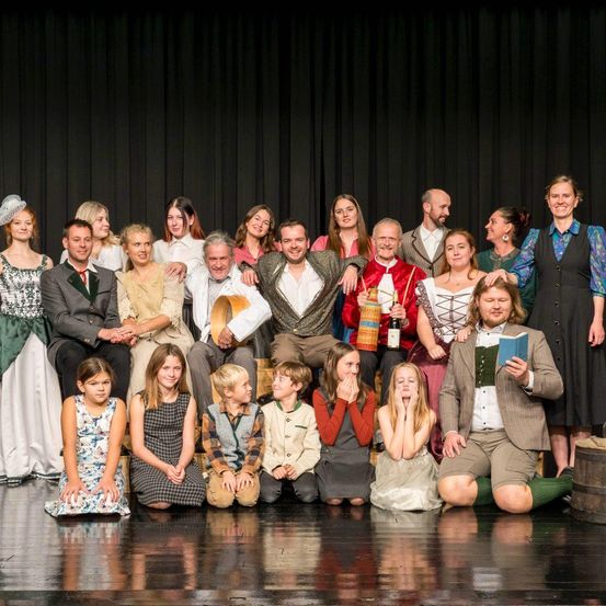 Bild enthält, Stage, People, Person, Dress, Groupshot, Adult, Bride, Female, Woman, Man