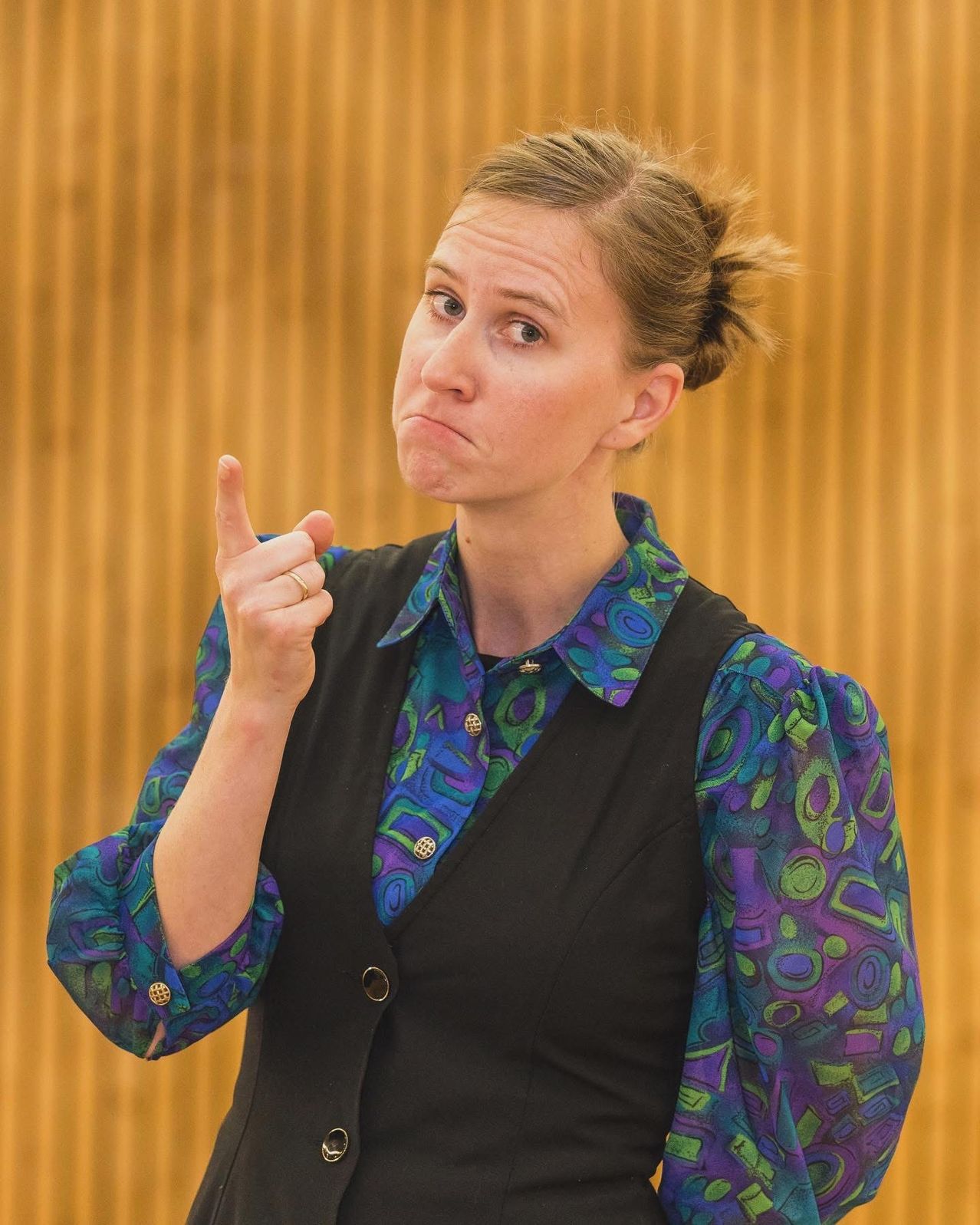 Bild enthält, Finger, Person, Face, Portrait, Adult, Female, Woman, Blonde, Formal Wear, Lady
