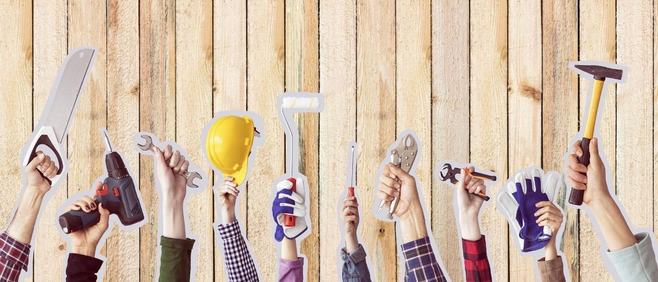 Bild enthält, Indoors, Interior Design, Footwear, Shoe, Power Drill, Tool, Hammer, Sneaker, People, Person