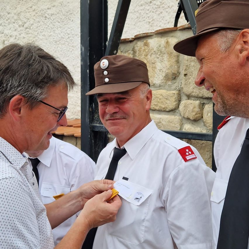 Bild enthält, Adult, Male, Man, Person, Glasses, Text, Officer, Hat, Guard, Face