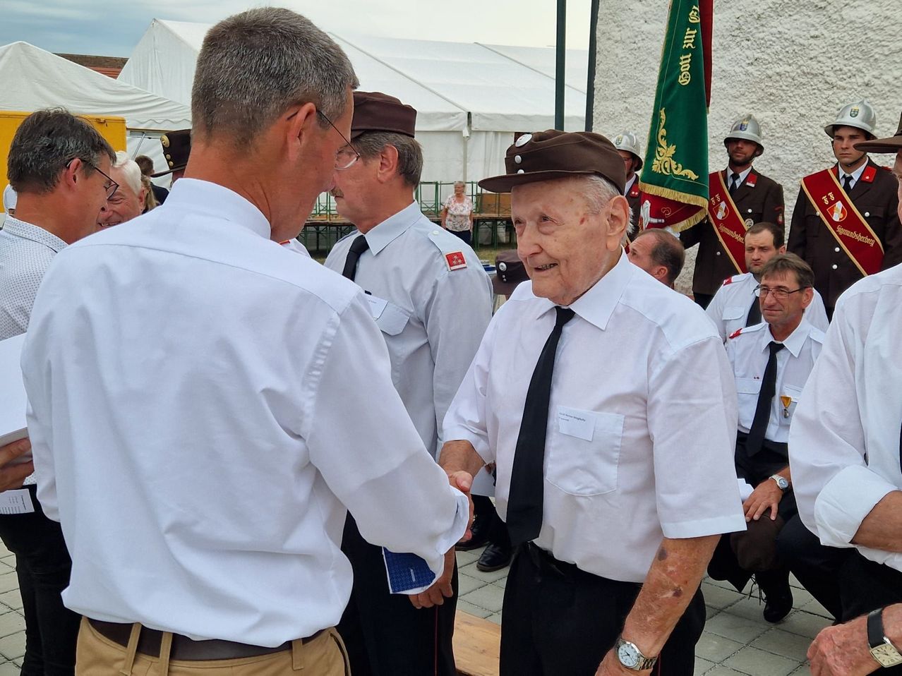 Bild enthält, Adult, Male, Man, Person, Tie, Glasses, People, Officer, Captain, Wristwatch