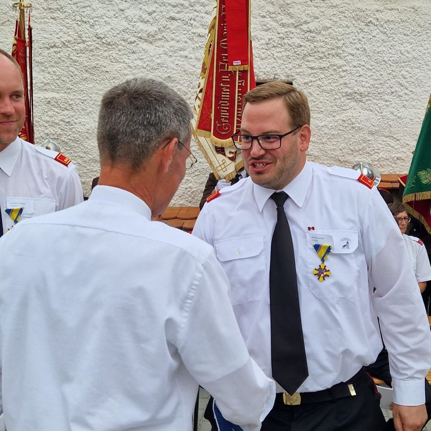 Bild enthält, Shirt, Captain, Officer, Person, Adult, Male, Man, Tie, People, Glasses