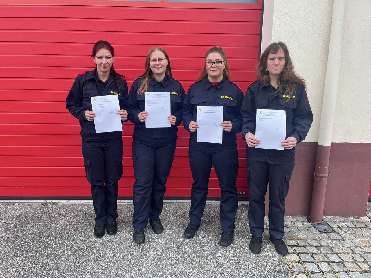 Bild enthält, Groupshot, Person, Adult, Male, Man, Female, Woman, Face, Pants, Coat