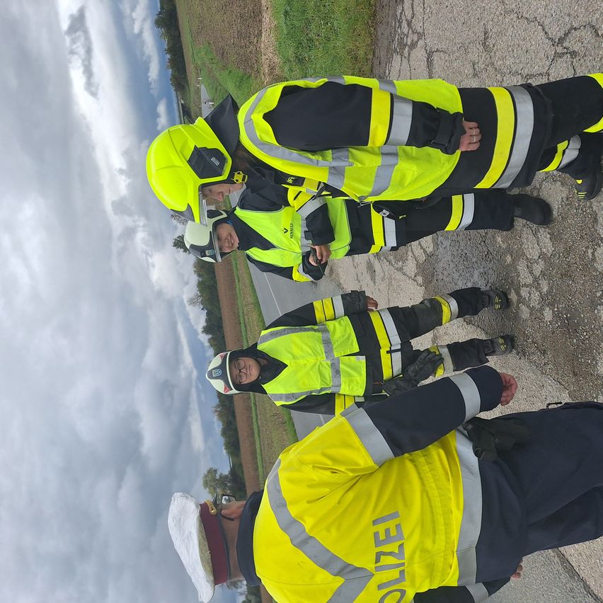 Bild enthält, Hardhat, Helmet, Person, People, Worker, Vest, Lifejacket, Coat, Shoe, Face