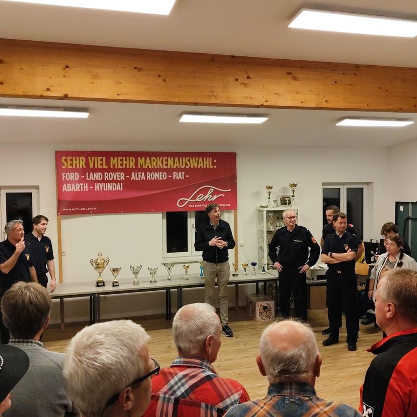 Bild enthält, Crowd, Person, People, Adult, Male, Man, Boy, Child, Audience, Face